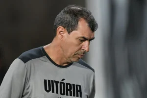 Corinthians procura cinco técnicos após demitir Fernando Diniz
