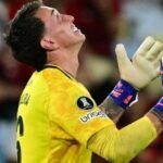 Fernando Muslera, goleiro do Estudiantes, celebra classificação nos pênaltis contra o Flamengo, pela Libertadores