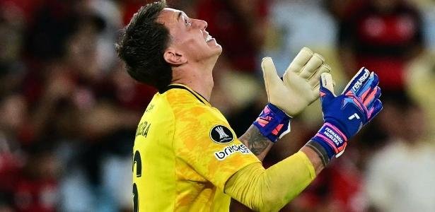 Fernando Muslera, goleiro do Estudiantes, celebra classificação nos pênaltis contra o Flamengo, pela Libertadores