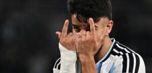 Sem Messi, joia comanda goleada da Argentina na Bolívia, e Flaco marca pela primeira vez