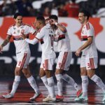 Com dois de Pedro e Samuel Lino, Flamengo goleia o Vasco no Brasileirão
