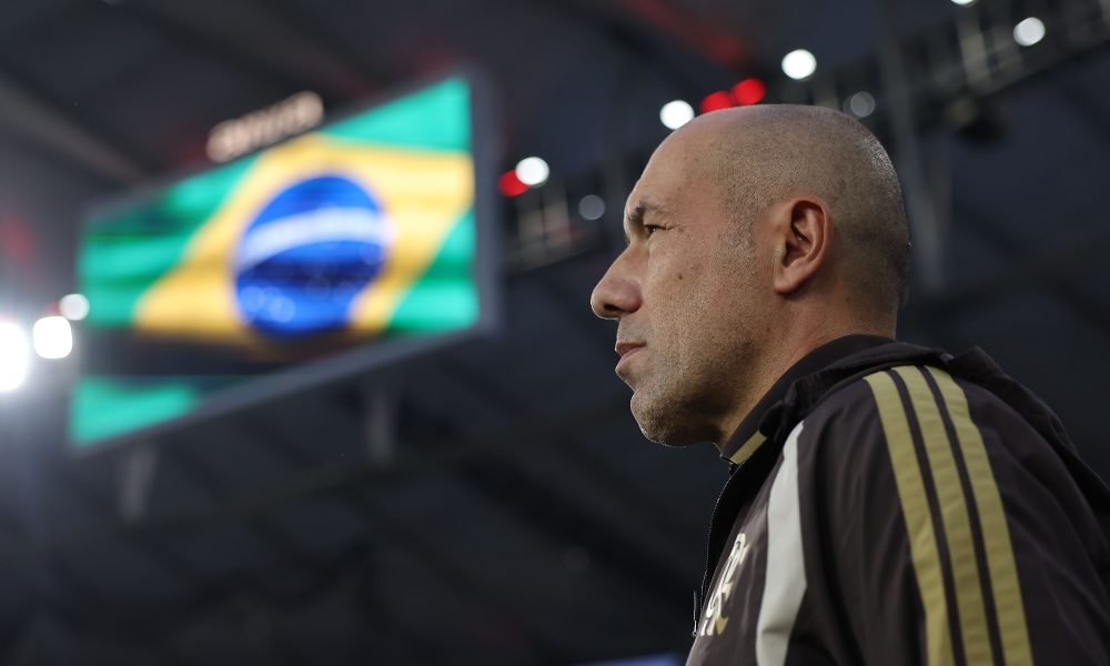 Leonardo Jardim simula lance de Pulgar, parabeniza arbitragem e diz: "Pessoas veem muita maldade"