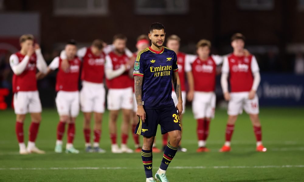 Bruno Guimarães repete drama da Copa com pênalti perdido e Arsenal cai para time da quarta divisão