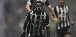Fred comemora gol em Atlético-MG x Cruzeiro, pela Copa do Brasil