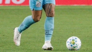 Futebol na TV hoje: onde assistir Santos x Flamengo e mais