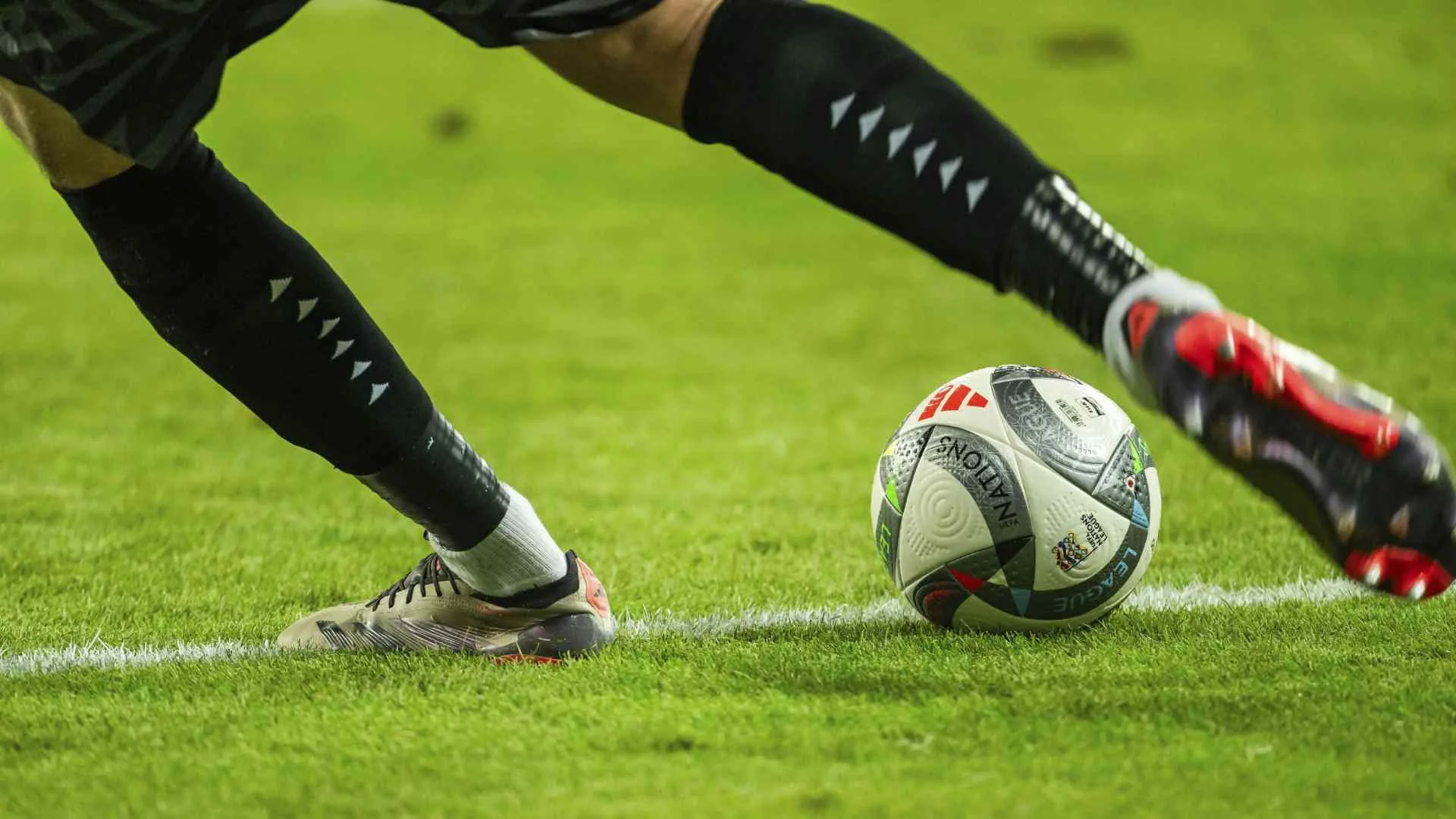 Futebol na TV hoje: onde assistir aos jogos de segunda-feira (12)