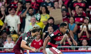 Alex Sandro parabeniza equipe e critica calendário: "Não é facíl jogar quinta e domingo"
