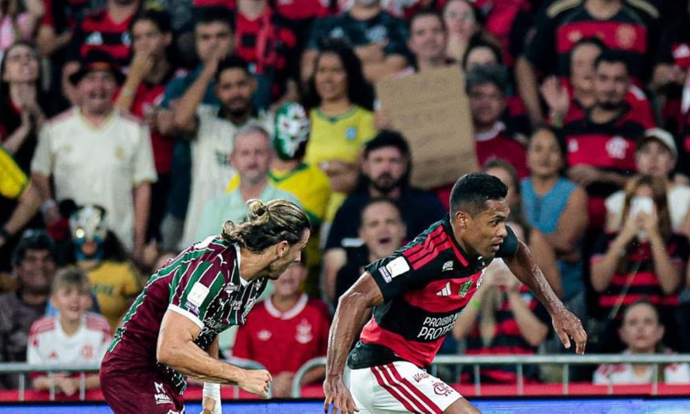 Alex Sandro parabeniza equipe e critica calendário: "Não é facíl jogar quinta e domingo"