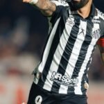 Gabigol marca duas vezes e Santos vence São Paulo de virada no Morumbis