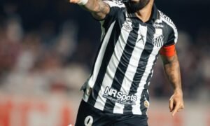 Gabigol marca duas vezes e Santos vence São Paulo de virada no Morumbis
