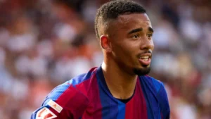 Flick escolhe Gabriel Jesus para substituir Raphinha no Barcelona