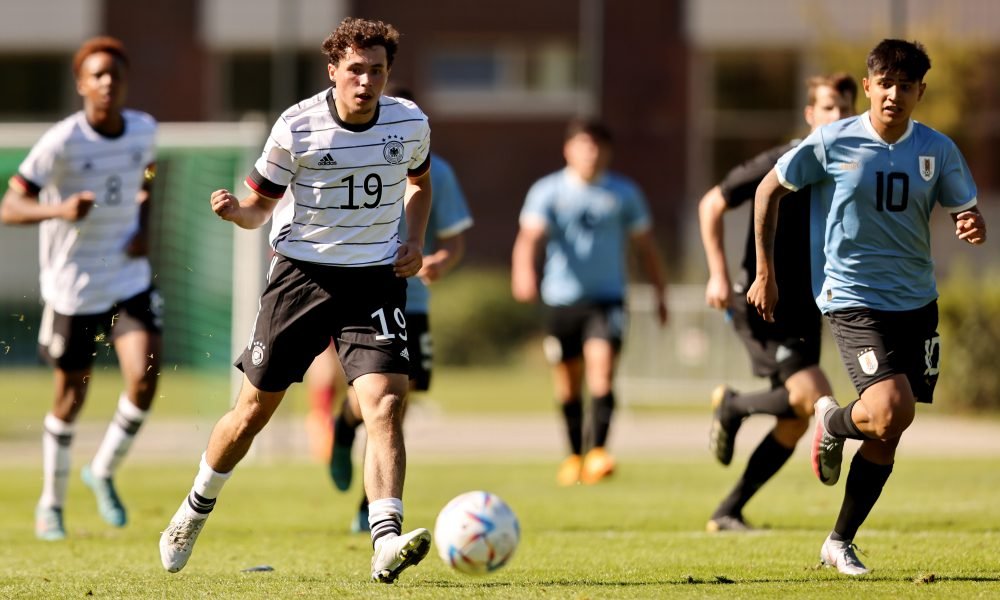 Botafogo negocia contratação de Peralta, jovem uruguaio que atua no Danubio