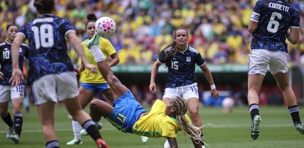 Geyse, jogadora do Brasil no lance do seu gol durante partida amistosa contra a Argentina de futebol profissional feminino.