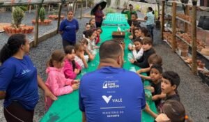 Projeto esportivo de ginástica leva educação ambiental a crianças e transforma garrafas PET em hortas