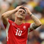 Xhaka é multado na Suíça por usar certificado falso de vacinação