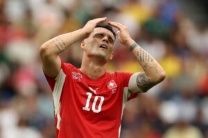 Xhaka é multado na Suíça por usar certificado falso de vacinação