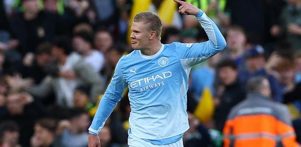 Haaland comemora ao marcar para o Manchester City no clássico com Liverpool