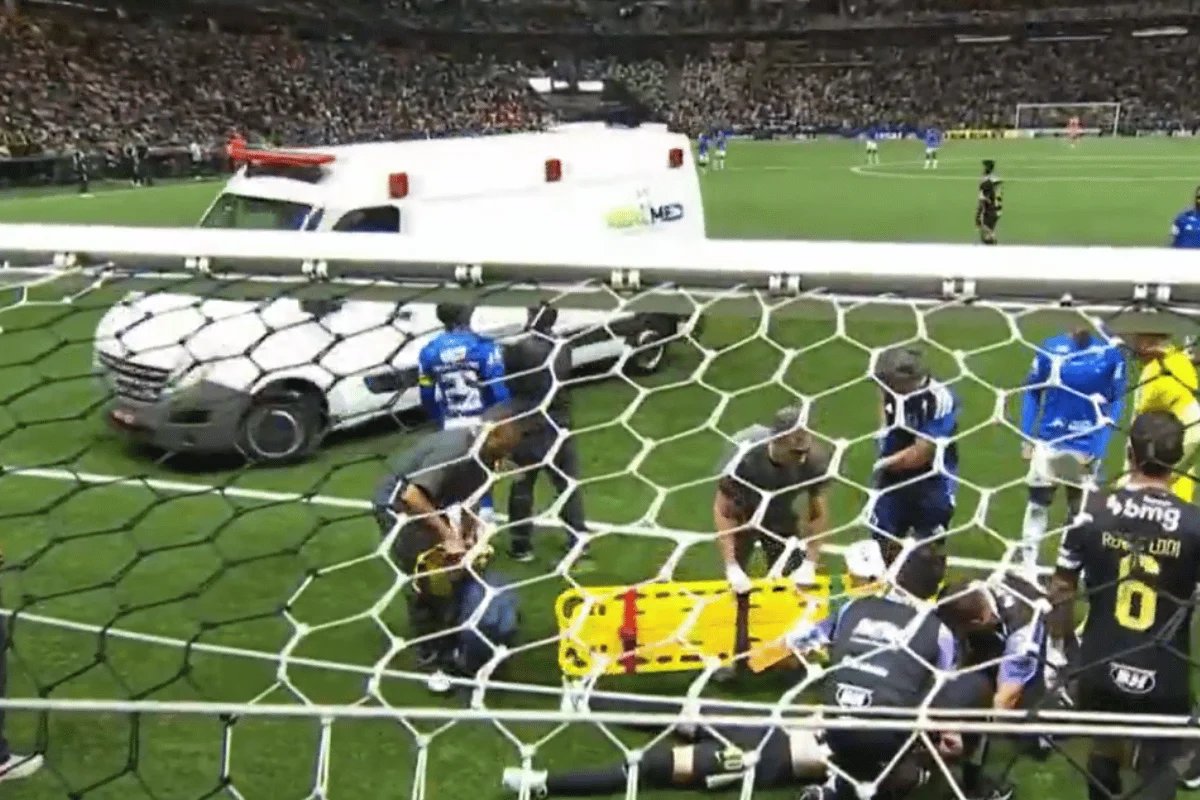 Atlético-MG: Vitão deixa o campo de ambulância após choque com Delfim