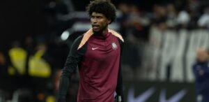 Hugo Souza revela medo de cair, e não garante que fica no Corinthians