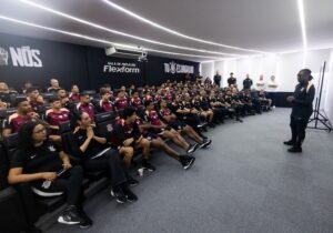 Seedorf conhece CT, conversa com elenco e comanda primeiro treino no Corinthians