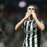 Igor Gomes, do Atlético-MG, comemora gol no duelo contra o Coritiba, pelo Brasileirão 2026