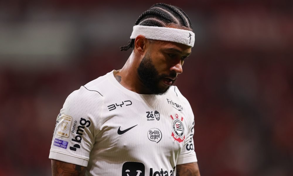 Torcidas organizadas do Corinthians pedem saída de Marcelo Paz e afastamento de Memphis Depay