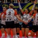 Jogadoras do Praia Clube comemoram em vitória sobre Osasco, na Supercopa feminina