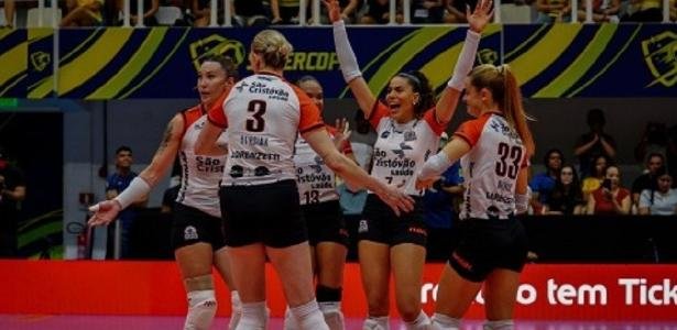 Jogadoras do Praia Clube comemoram em vitória sobre Osasco, na Supercopa feminina