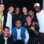 Jogadores do Athletico-PR tietam Ronaldinho Gaúcho em jogo festivo