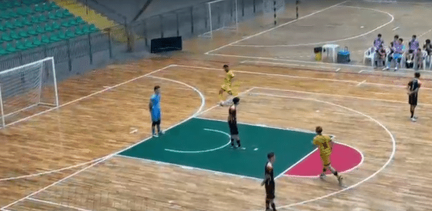 Jogadores do Blumenau protestaram e ficaram parados na partida contra o Jaraguá, pelo Campeonato Catarinense de Futsal