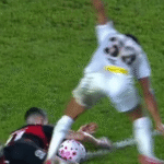 Jorginho cometeu pênalti e foi expulso em partida contra o Santos, pelo Brasileirão
