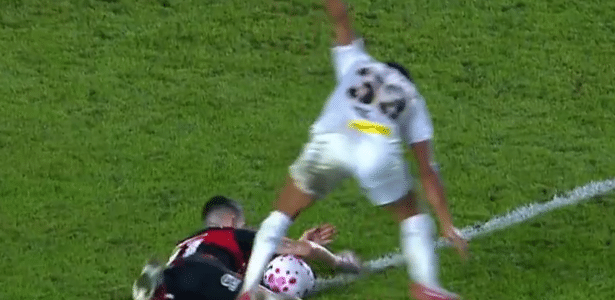 Jorginho cometeu pênalti e foi expulso em partida contra o Santos, pelo Brasileirão