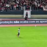 São Paulo x Santos tem mensagens contra proibição das bets em placas
