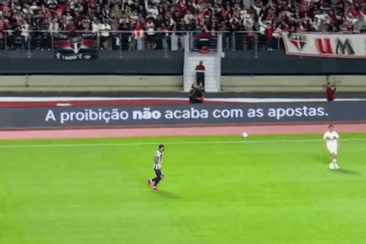 São Paulo x Santos tem mensagens contra proibição das bets em placas