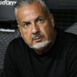 José Boto, diretor de futebol do Flamengo, antes de partida contra o Corinthians, pelo Campeonato Brasileiro