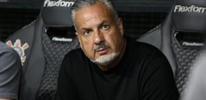 José Boto, diretor de futebol do Flamengo, antes de partida contra o Corinthians, pelo Campeonato Brasileiro