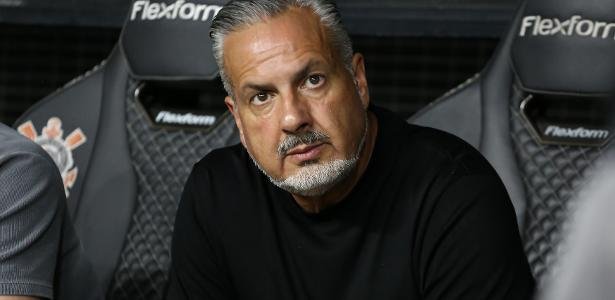 José Boto, diretor de futebol do Flamengo, antes de partida contra o Corinthians, pelo Campeonato Brasileiro