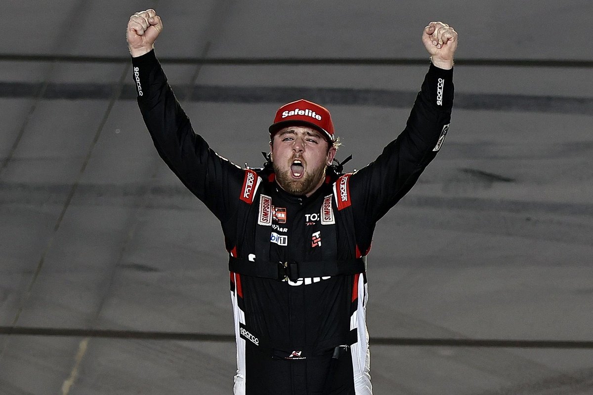 NASCAR Truck: Honeycutt vence em Phoenix e amplia liderança