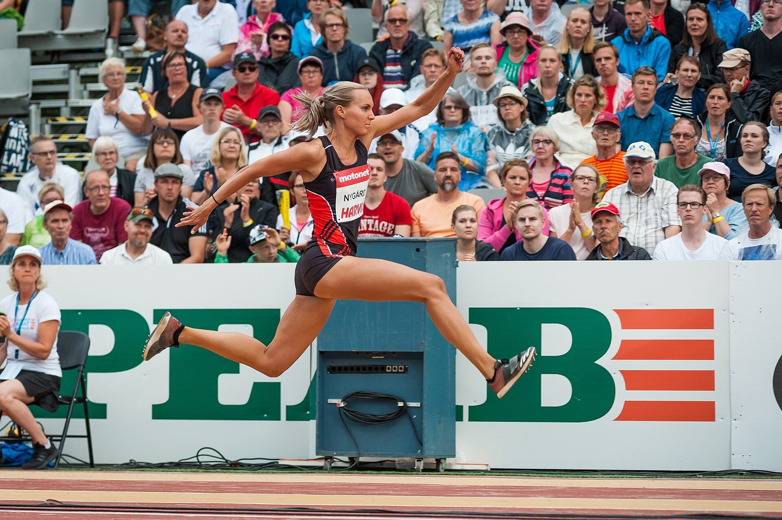 Atleta no salto triplo