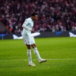 Com lesão no joelho, Kylian Mbappé vai à balada com namorada