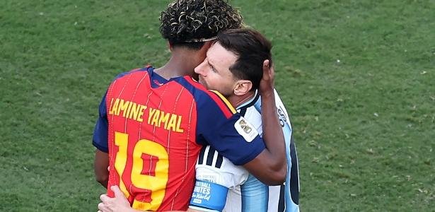 Lamine Yamal, da Espanha, com Lionel Messi, da Argentina, após final da Copa do Mundo