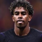 Lamine Yamal em ação durante jogo entre Galatasaray e Barcelona na Champions