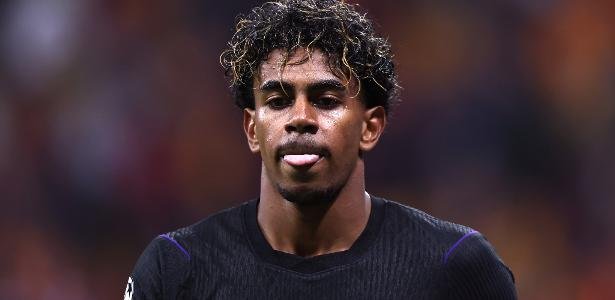 Lamine Yamal em ação durante jogo entre Galatasaray e Barcelona na Champions