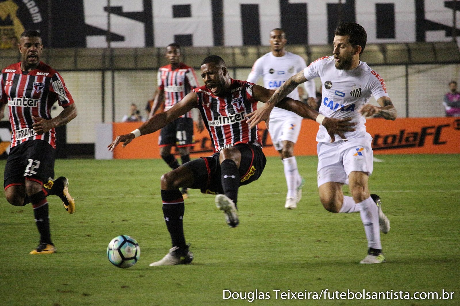 Lance de Santos 3 x 2 São Paulo, partida válida pelo Brasileirão 2017, disputada na Vila Belmiro