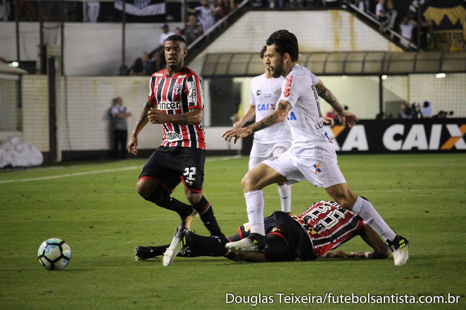 Lance de Santos 3 x 2 São Paulo, partida válida pelo Brasileirão 2017, disputada na Vila Belmiro