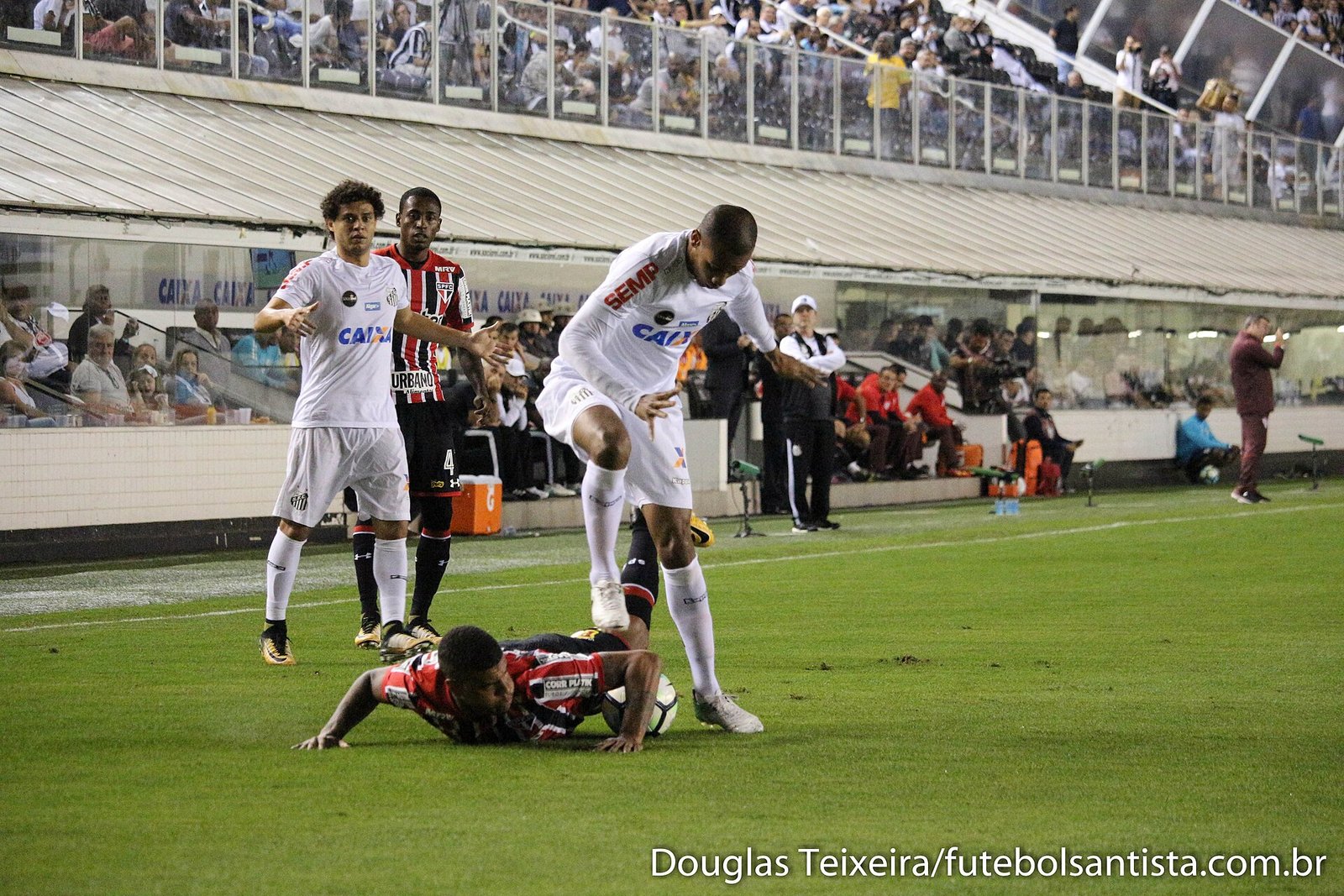 Lance de Santos 3 x 2 São Paulo, partida válida pelo Brasileirão 2017, disputada na Vila Belmiro