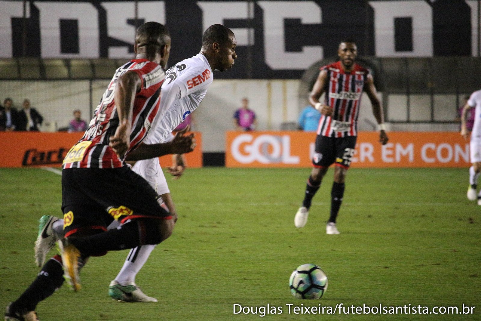 Lance de Santos 3 x 2 São Paulo, partida válida pelo Brasileirão 2017, disputada na Vila Belmiro