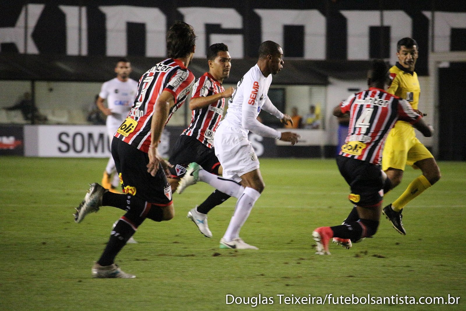 Lance de Santos 3 x 2 São Paulo, partida válida pelo Brasileirão 2017, disputada na Vila Belmiro