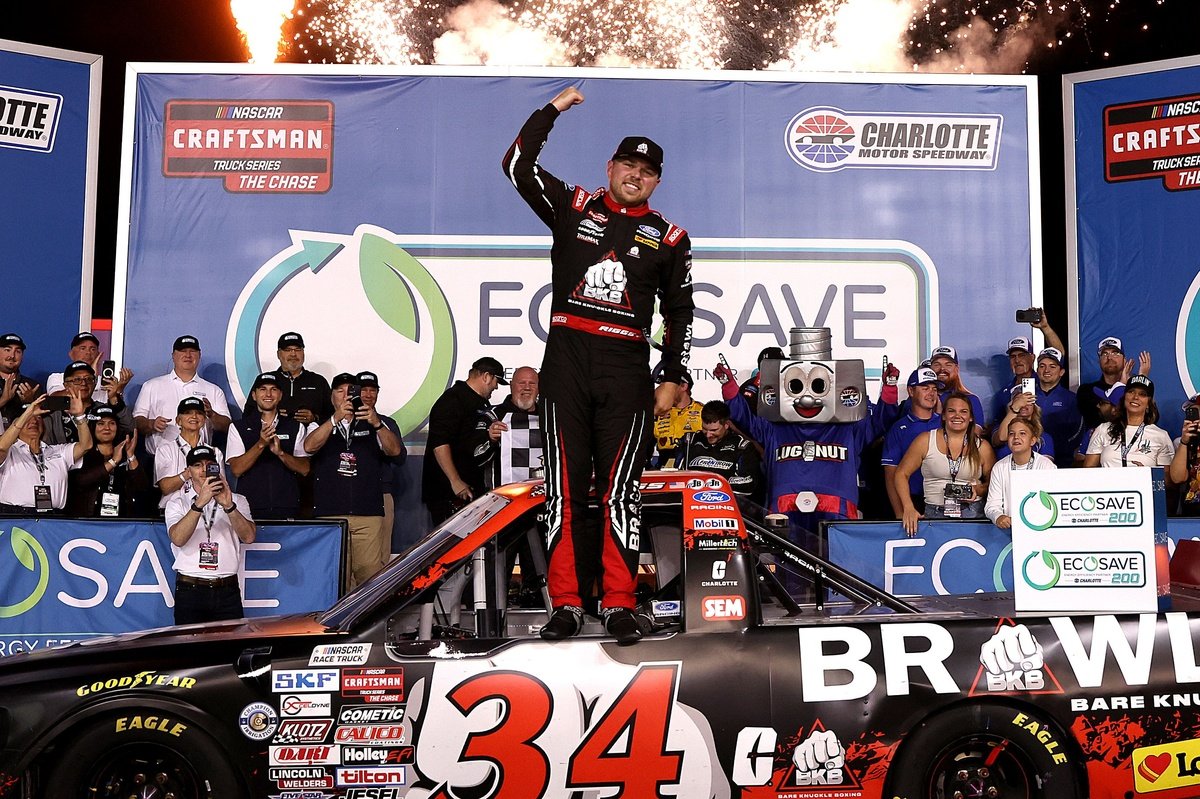 NASCAR Truck: Riggs vence em Charlotte após batalha dramática
