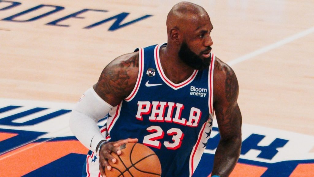 Lebron James, do Philadelphia 76ers, durante partida contra o New York Knicks, a primeira das equipes na temporada 2026/27 da NBA - (Foto: Reprodução/Instagram/@sixers)